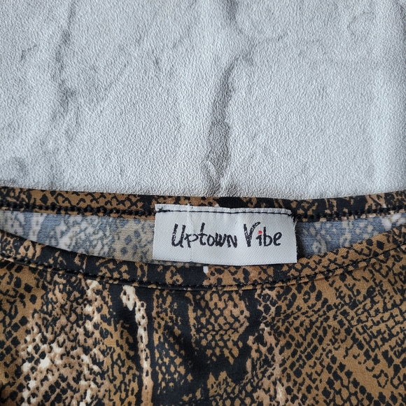 Uptown Vibe snake skin flowy top size petite large - Picture 3 of 10